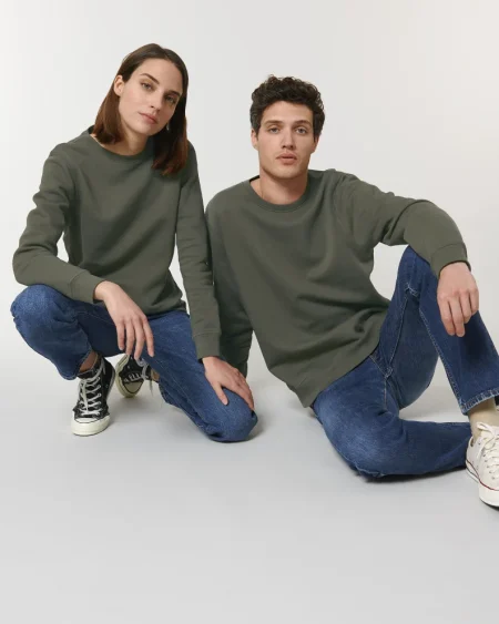 Mężczyzna i kobieta w bluzach Stanley Stella w kolorze khaki
