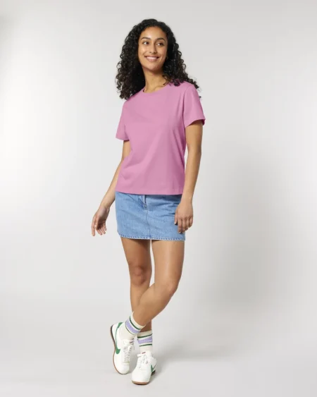 Uśmiechnięta kobieta w różowym t-shircie Stanley Stella
