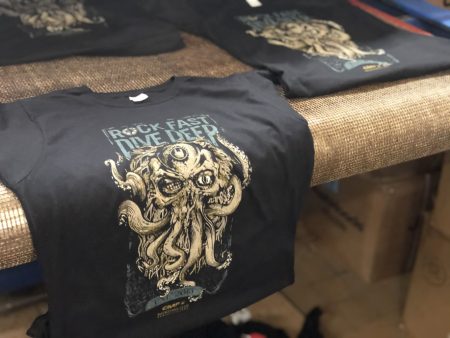 Czarne koszulki z nadrukiem ośmiornicy Rock fast dive deep