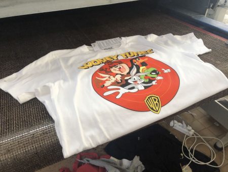 Biały t-shirt z kolorowym nadrukiem Looney Tunes