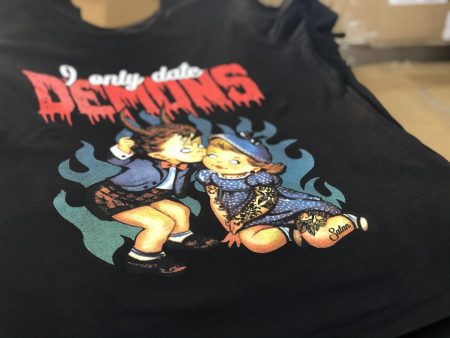 Czarny t-shirt z kolorowym nadrukiem dziewczynek