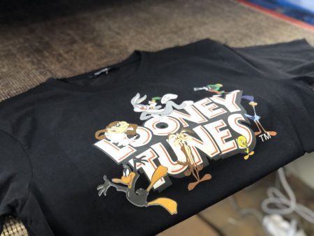 Czarny t-shirt z kolorowym nadrukiem Looney Tunes