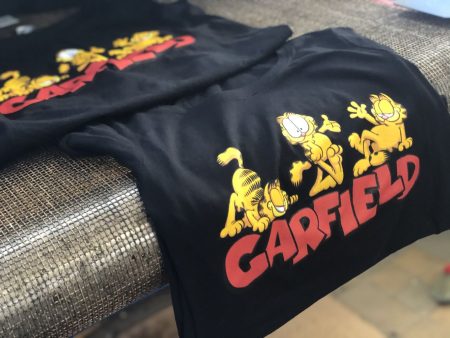 Czarne t-shirty z nadrukiem rudego kota i napisem Garfield