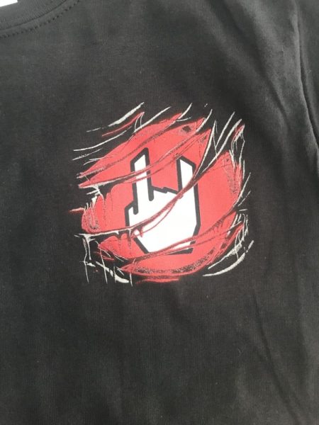 Czarny t-shirt z czerwono-białym nadrukiem
