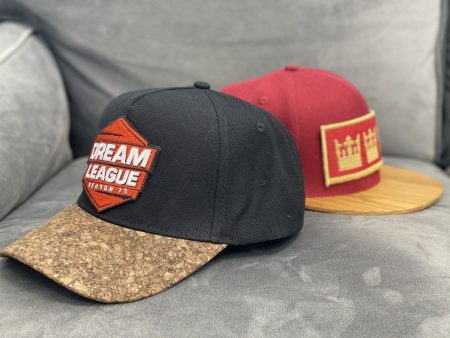 Dwie czapki snapback z haftem - czarna z korkowym daszkiem oraz czerwona z drewnianym daszkiem