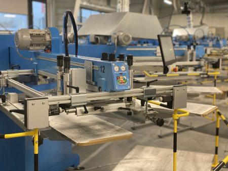 Hala produkcyjna TOPQ z maszynami do sitodruku