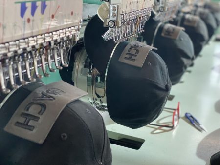 Proces haftowania czarnych czapek z daszkiem