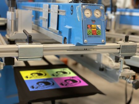 Maszyna sitodrukowa z czarną torbą bawełnianą z nadrukiem