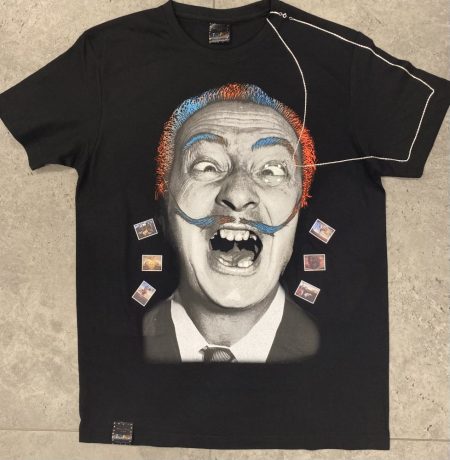 Czarny t-shirt z nadrukiem krzyczącego mężczyzny