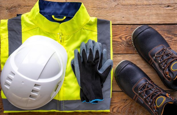 Odzież robocza: buty, rękawiczki, kask, bluza odblaskowa