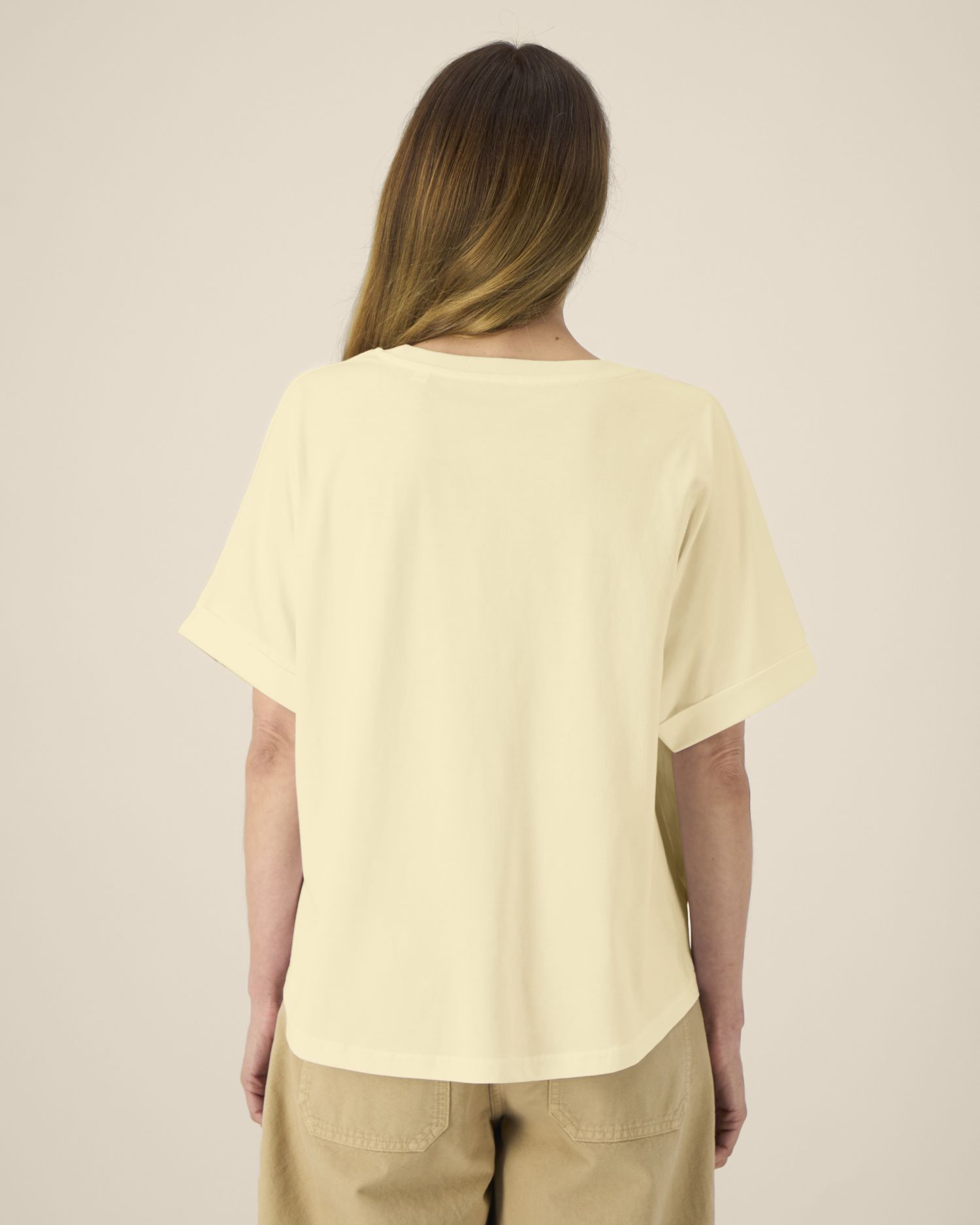 T-shirt damski oversized z podwiniętymi rękawami - obrazek 5