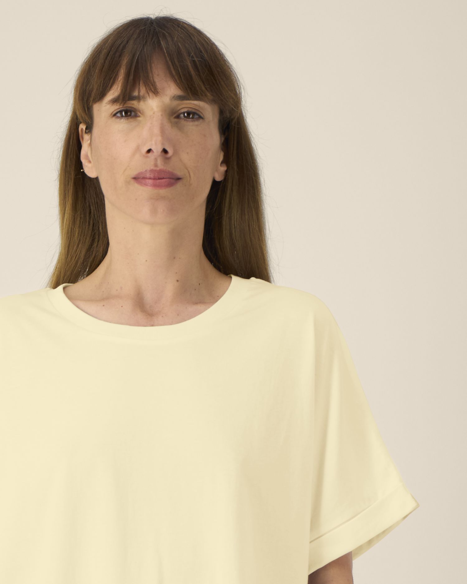 T-shirt damski oversized z podwiniętymi rękawami - obrazek 4