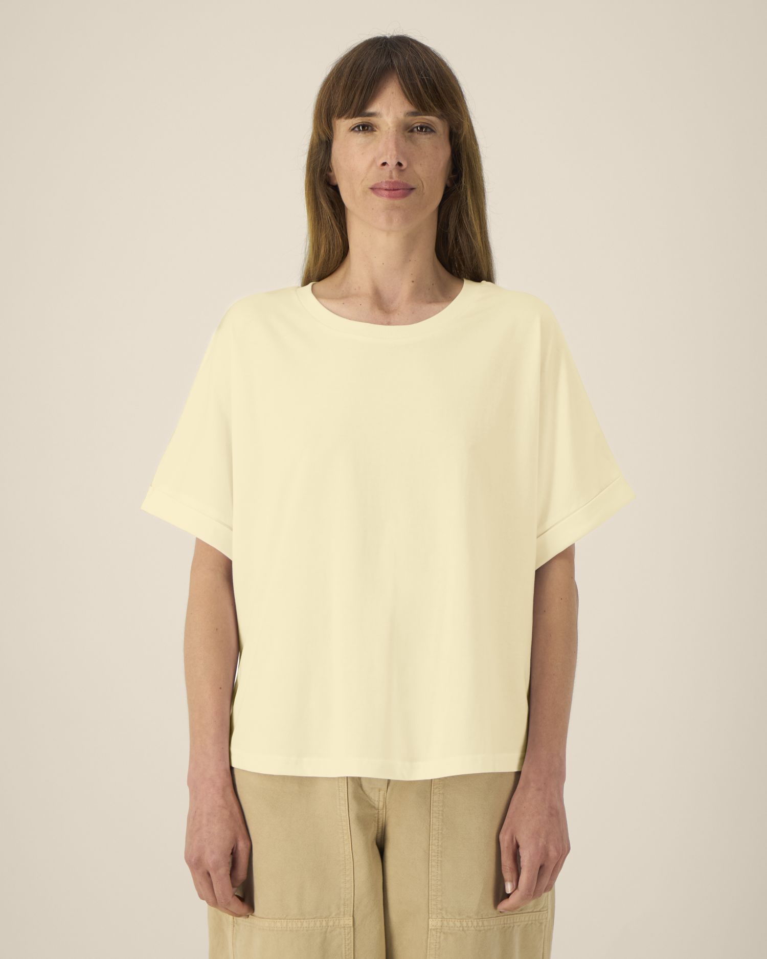 T-shirt damski oversized z podwiniętymi rękawami - obrazek 6
