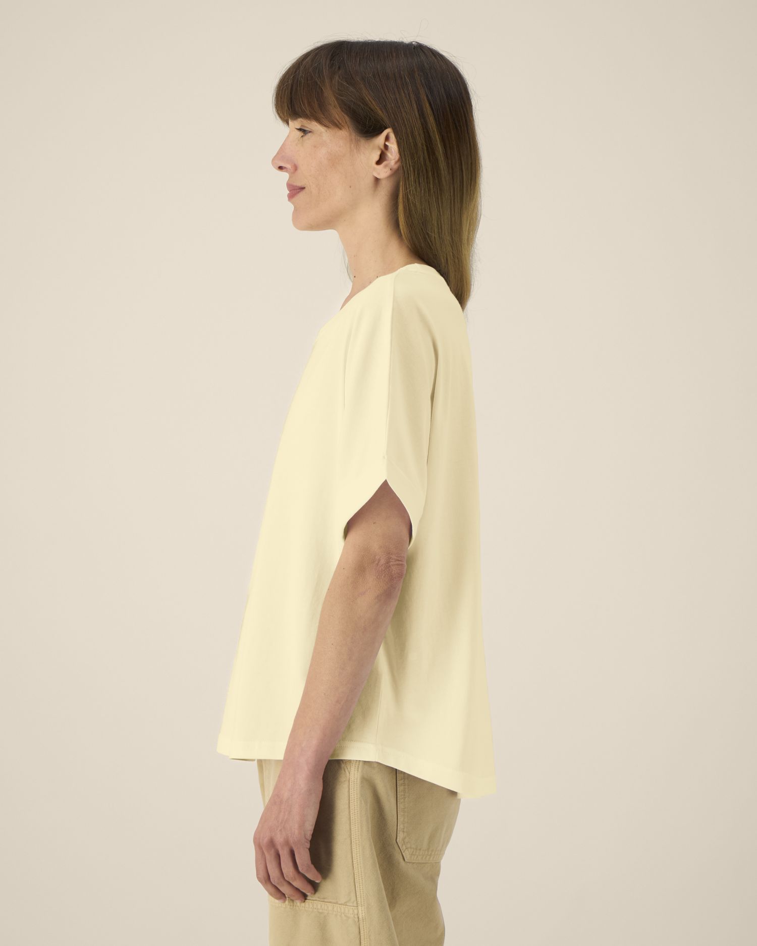 T-shirt damski oversized z podwiniętymi rękawami - obrazek 7