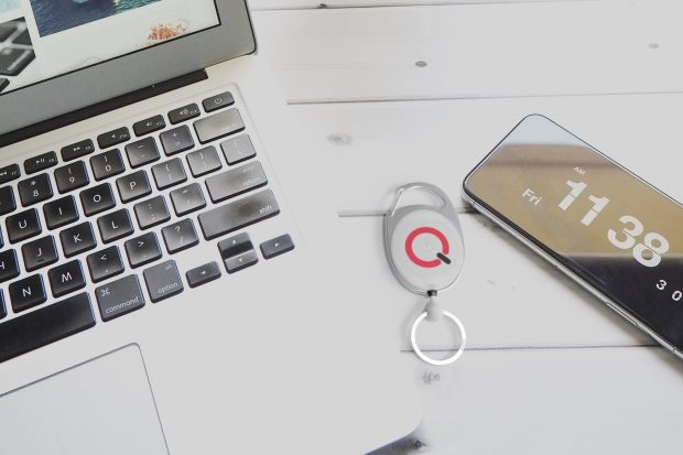 Brelok z nadrukiem na tle laptopa i telefonu