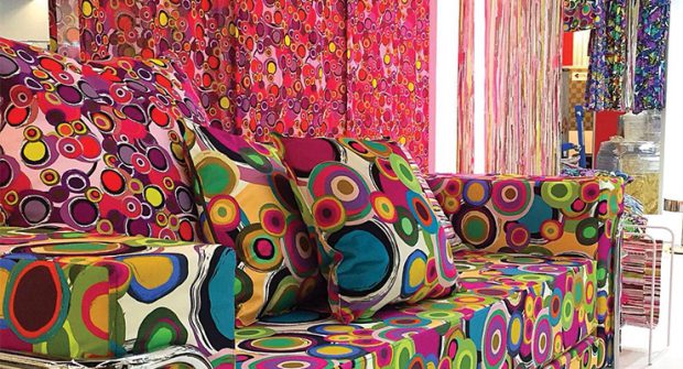 kolorowy pokój z kanapą i poduszkami