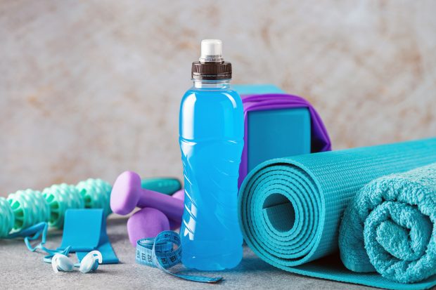 Gadżety sportowe: mata, ręcznik, hantle i inne