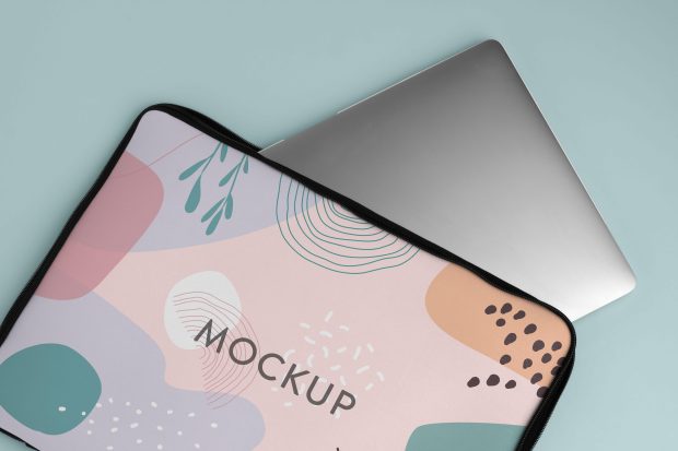 Torba na laptopa z kolorowym nadrukiem na tle laptopa