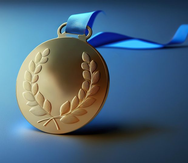 Złoty medal z niebieską wstążką