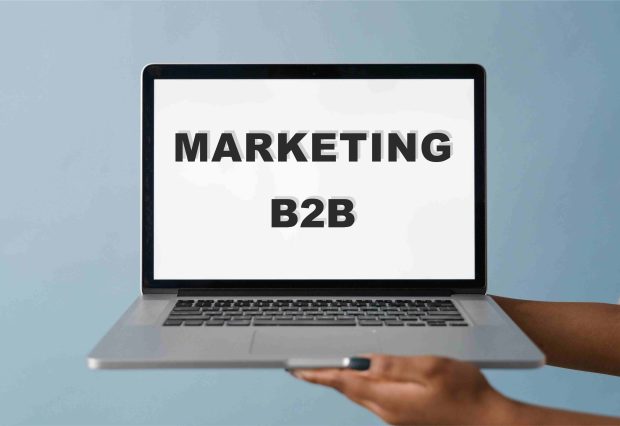 Komputer z napisem marketing B2B na ekranie