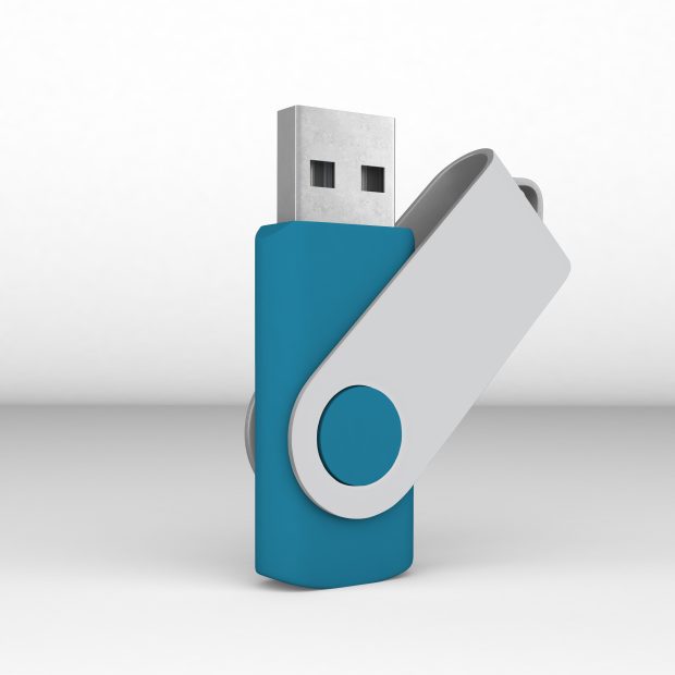 Pendrive w kolorze turkusowym na białym tle