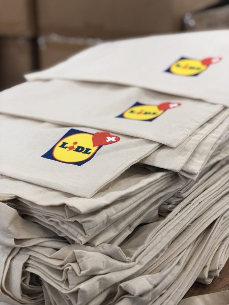 Stos toreb bawełnianych z logo Lidl