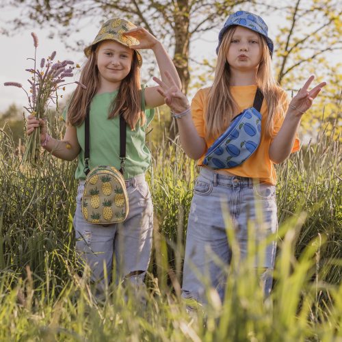 dwie stojące dziewczynki z kolorowymi saszetkami