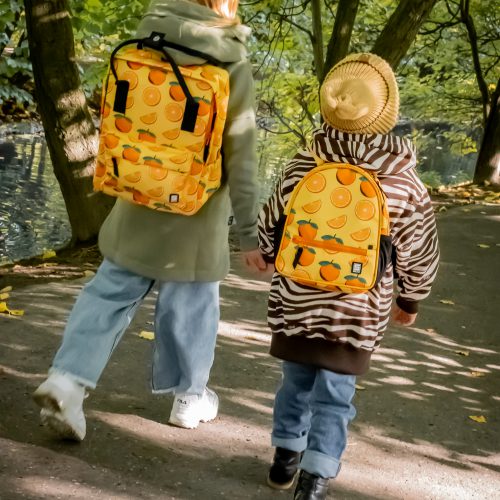 dzieci z pomarańczowymi plecakami z pomarańczą
