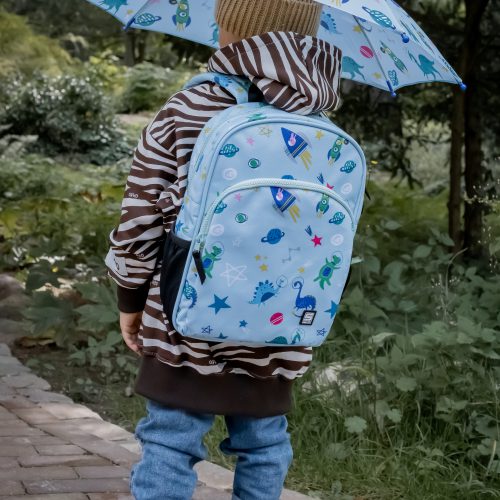 dziecko z niebieskim plecakiem i parasolką z dinozaurami