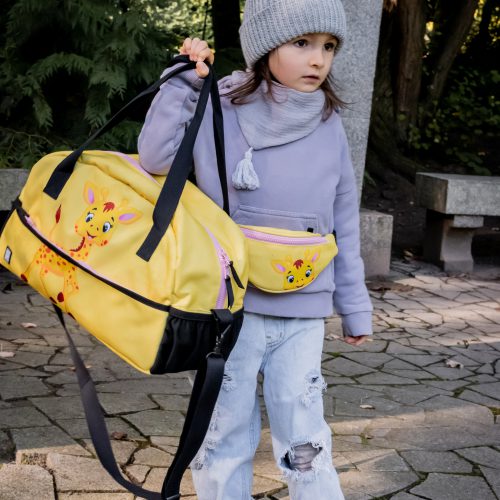 dziewczynka z torbą z żyrafą