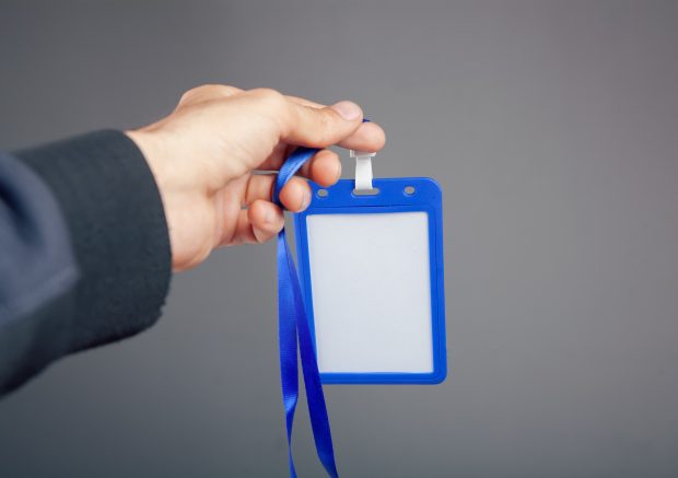Ręka człowieka z kartą RFID
